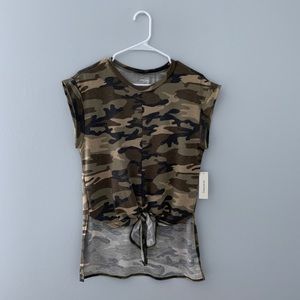 Camo print tied T-shirt